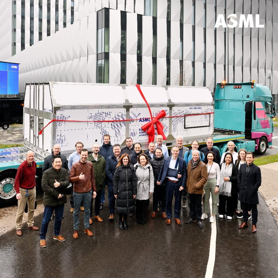 네덜란드 ASML 직원들과 최첨단 반도체 시장의 ‘게임체인저’로 불리는 ‘하이 NA EUV(극자외선) 노광(빛을 쏴서 웨이퍼에 회로를 그리는 작업)장비’. 사진=ASML 