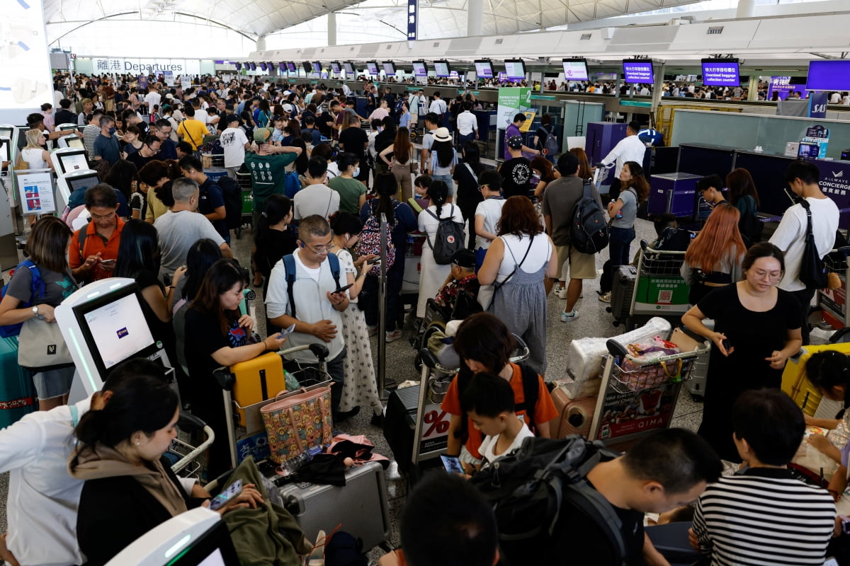 홍콩 익스프레스항공 승객들이 홍콩 국제공항 카운터에 줄을 서고 있다./로이터 연합뉴스