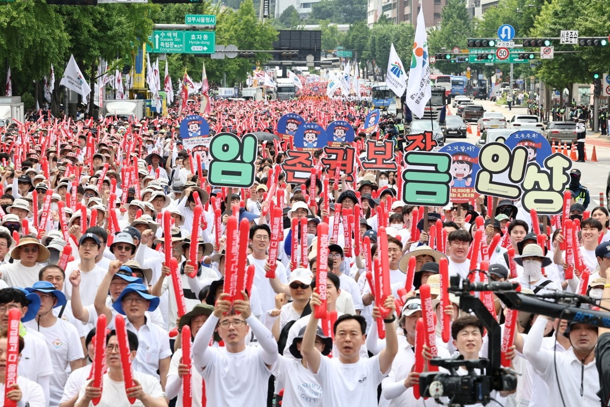 지난 7월 6일 오후 정부서울청사 인근에서 열린 공무원 임금인상 쟁취 총궐기대회에서 공무원노조원들이 관련 구호를 외치고 있다.  사진=연합뉴스