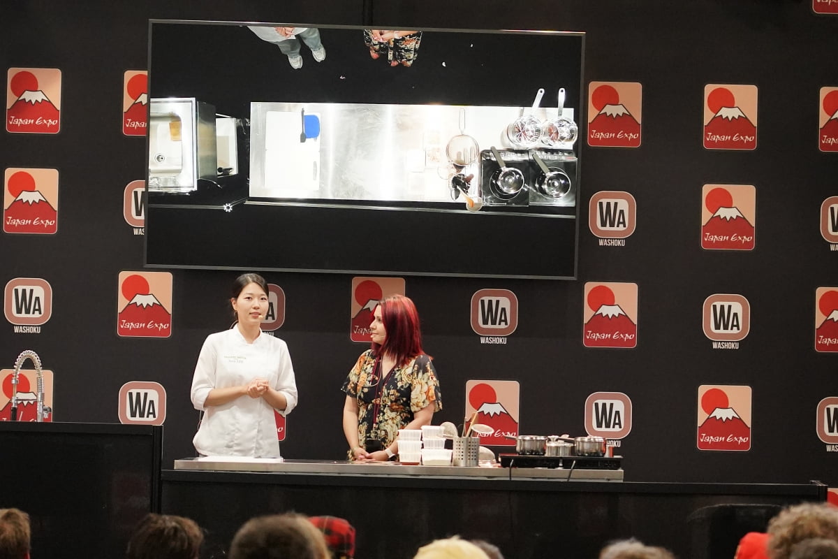 이소라 데세르몽드 대표가 프랑스 파리에서 열린 '제펜 엑스포'에서 한식 식재료를 이용한 디저트 제작 과정을 설명하고 있다. 사진=제펜 엑스포