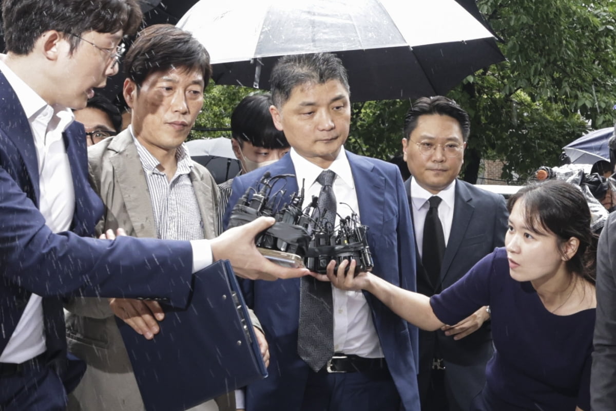 '어떤 불법도 없다'던 카카오 김범수 구속…"증거인멸·도주우려"