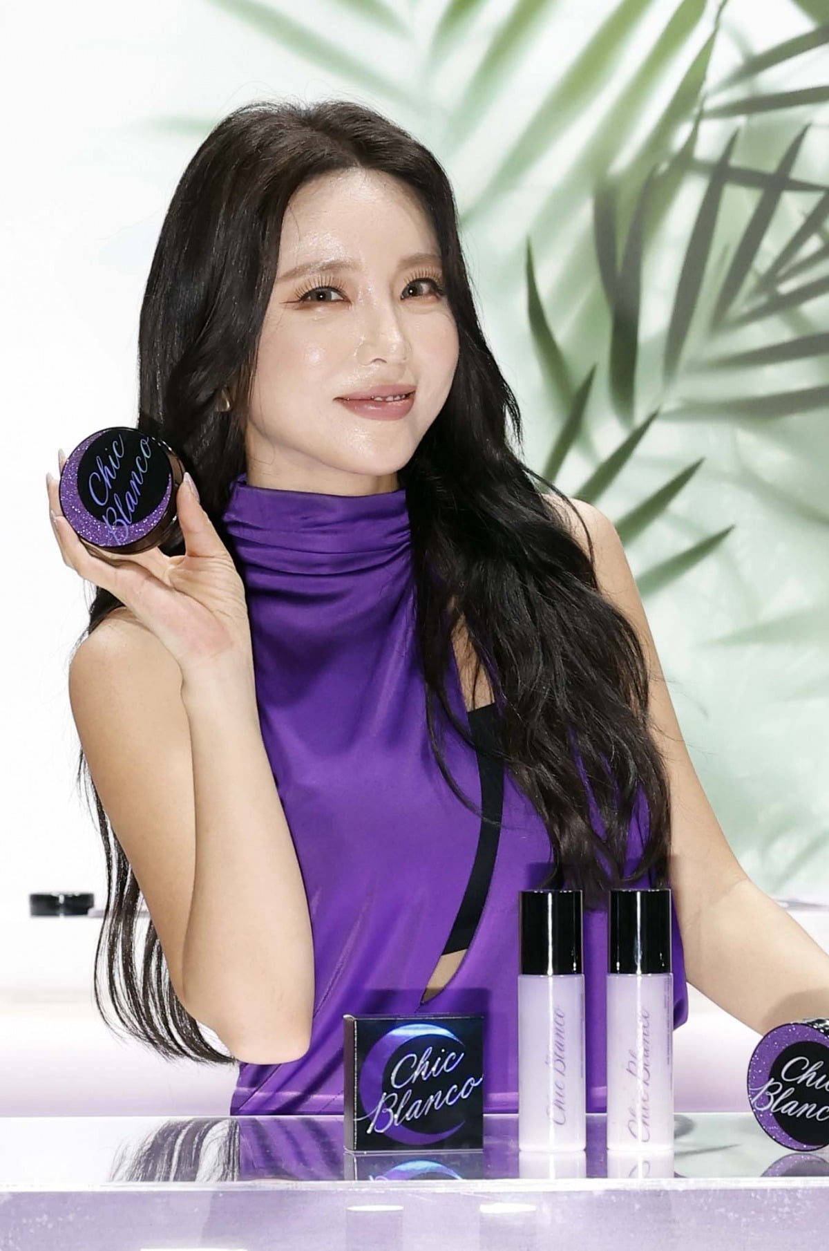홍진영이 본인의 뷰티 브랜드 '시크 블랑코' 제품을 선보이고 있다.  사진=한국경제신문
