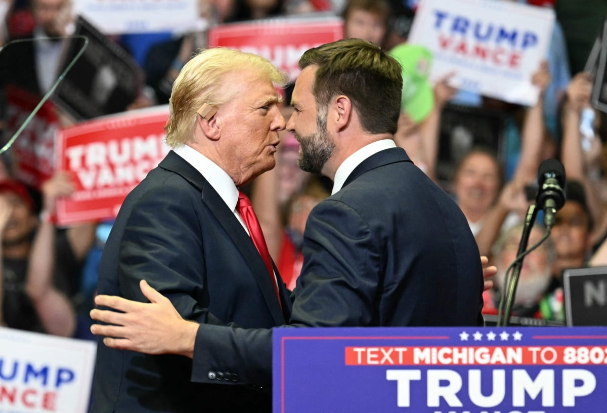 트럼프가 러닝메이트로 선택한 밴스 상원의원과 포옹하고 있다./AFP 연합뉴스