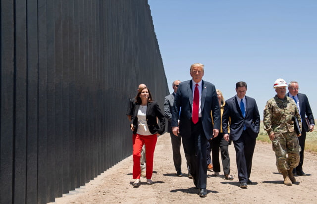 트럼프는 미국과 멕시코 국경에 450마일에 달하는 장벽을 세웠다. /연합뉴스
