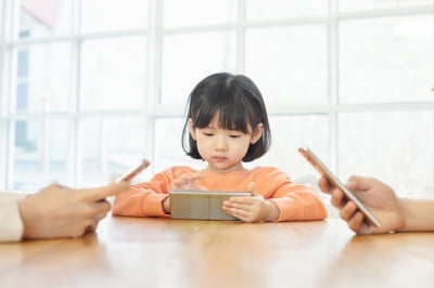 부모가 스마트폰 중독이면 아이도···"가족 활동 늘리면 낮출 수 있어"