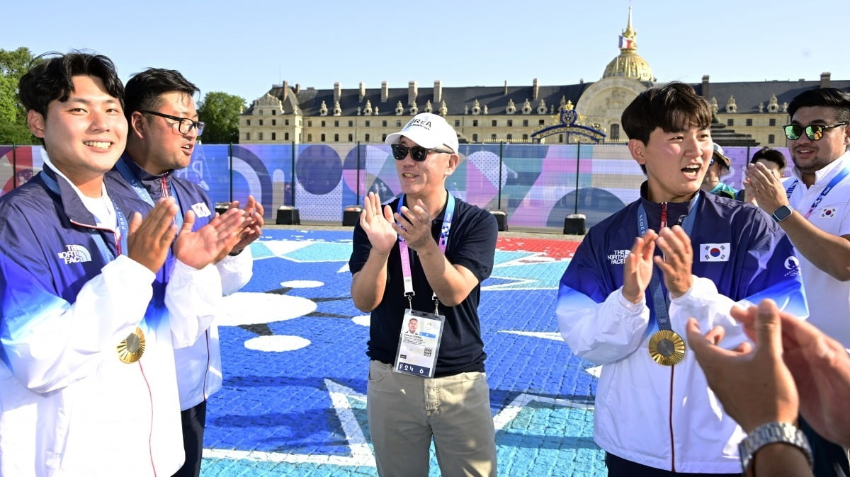 정의선 현대차그룹 회장이 7월 29일(현지 시간) 프랑스 파리에서 열린 2024 파리 올림픽 남자양궁 단체전에서 금메달을 딴 국가대표 김우진, 이우석, 김제덕 선수를 축하하며 박수치고 있다. 사진=대한양궁협회