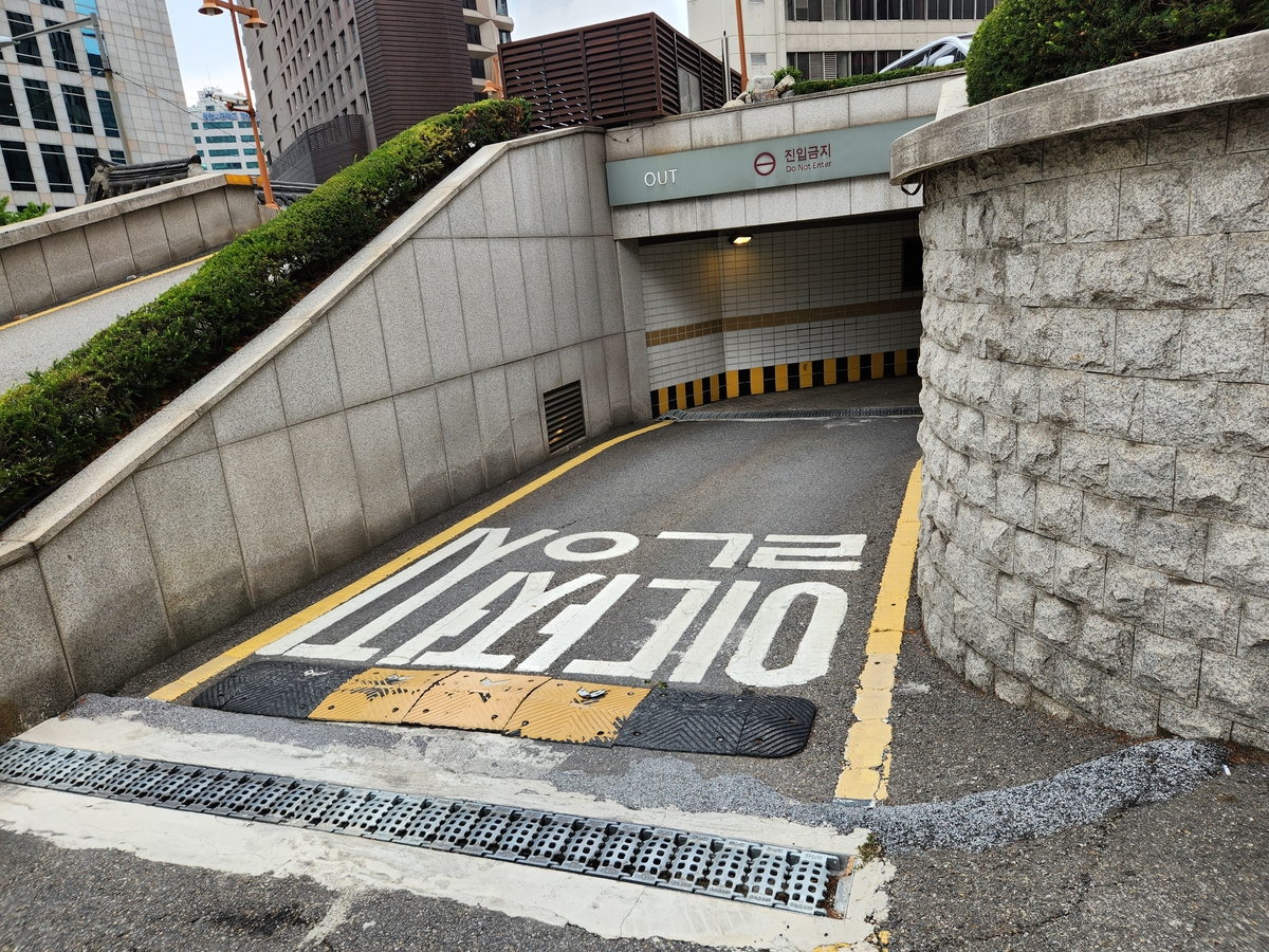 경찰 "역주행 차량 스키드마크 없어…호텔 나오자마자 가속"(종합2보)