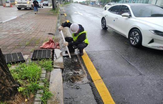 빗물받이는 쓰레기통 아닙니다…서울시, 호우 대비 집중관리