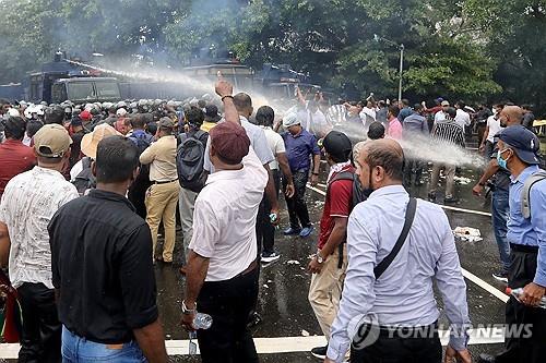 물가·채무 등 경제위기, 시위·극우 득세 등 정치불안 초래