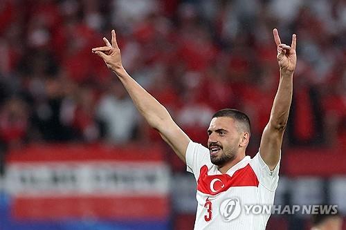 獨경찰, 유로 8강전 튀르키예 축구팬 '늑대 경례' 행진 저지