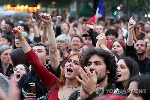 反극우 바람이 극우 돌풍 눌렀다…佛총선, 좌파연합 1위 대역전(종합)