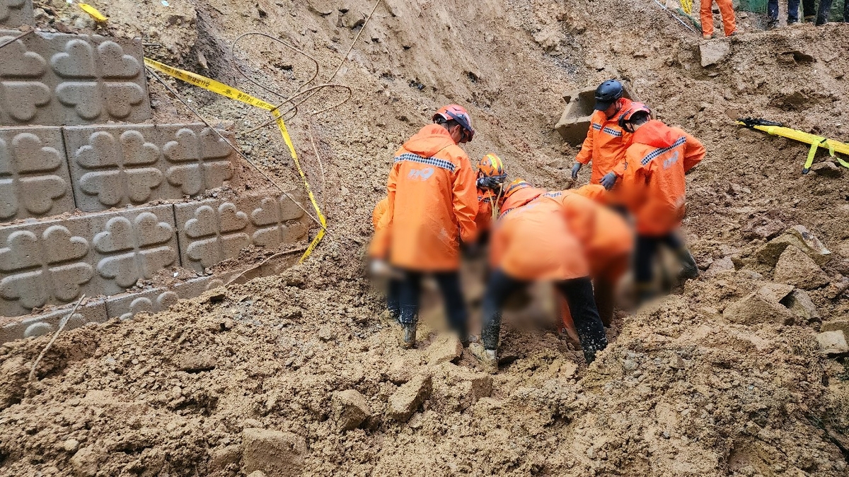 충북 옥천서 절개지 축대 무너져…1명 사망(종합)