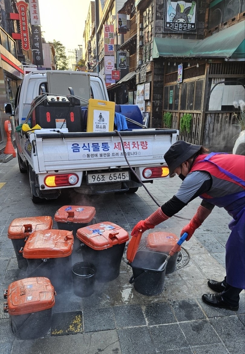 용산구, 소형음식점 700곳 '음쓰 수거용기' 세척·소독사업