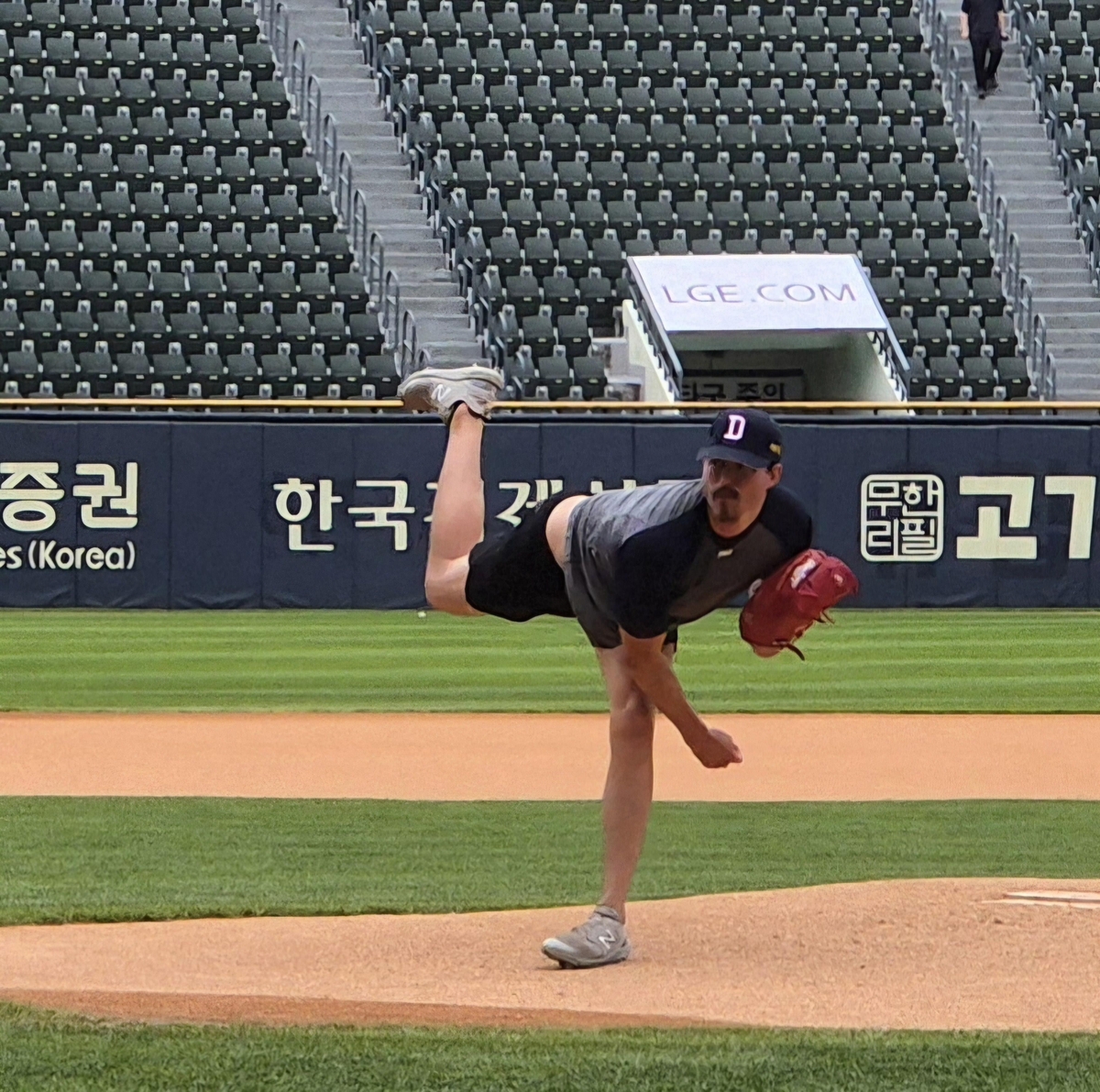 두산 발라조빅, 입국 하루 만에 투구 훈련…"삼진 많이 잡겠다"