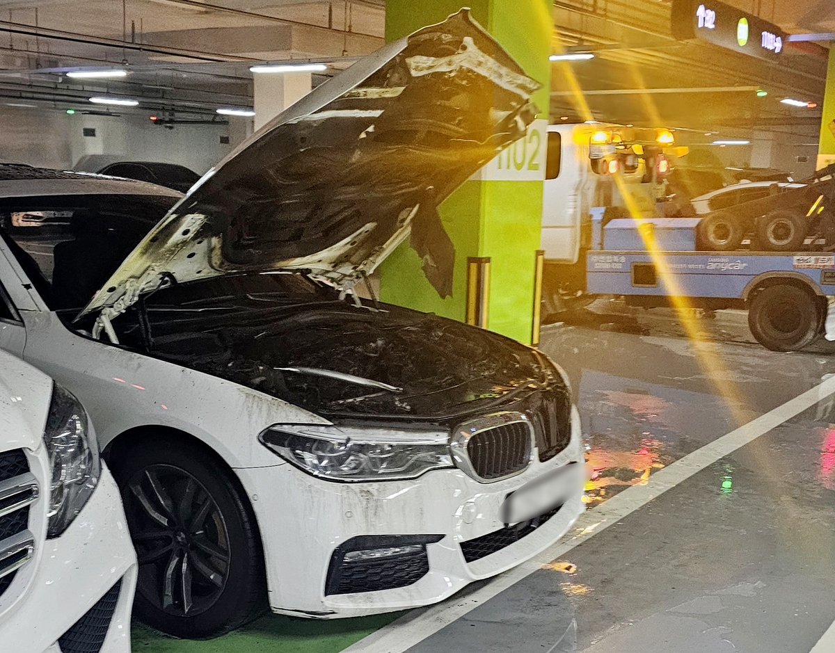 인천 송도 아파트 주차장서 BMW 차량 화재…16분만에 진화