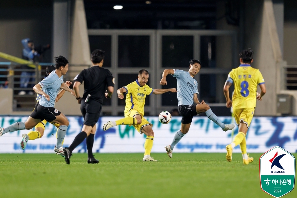 K리그1 수원FC, 선두 김천 잡고 4경기 무패…지동원 맹활약