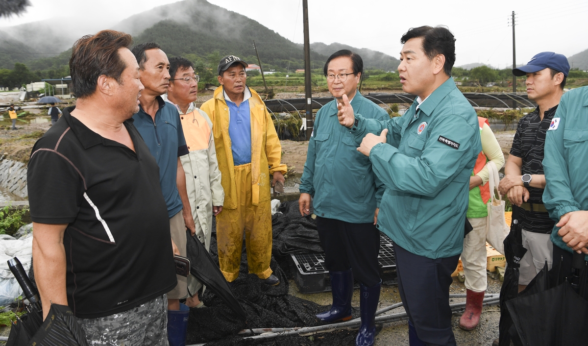 기록적 폭우에 전북 하천 제방 무너지고 곳곳 산사태(종합2보)