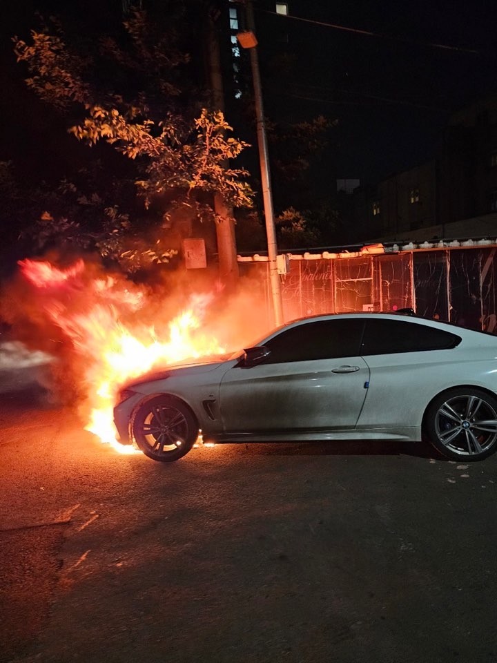 주차된 BMW 승용차 불…주변 차량 2대 등도 피해