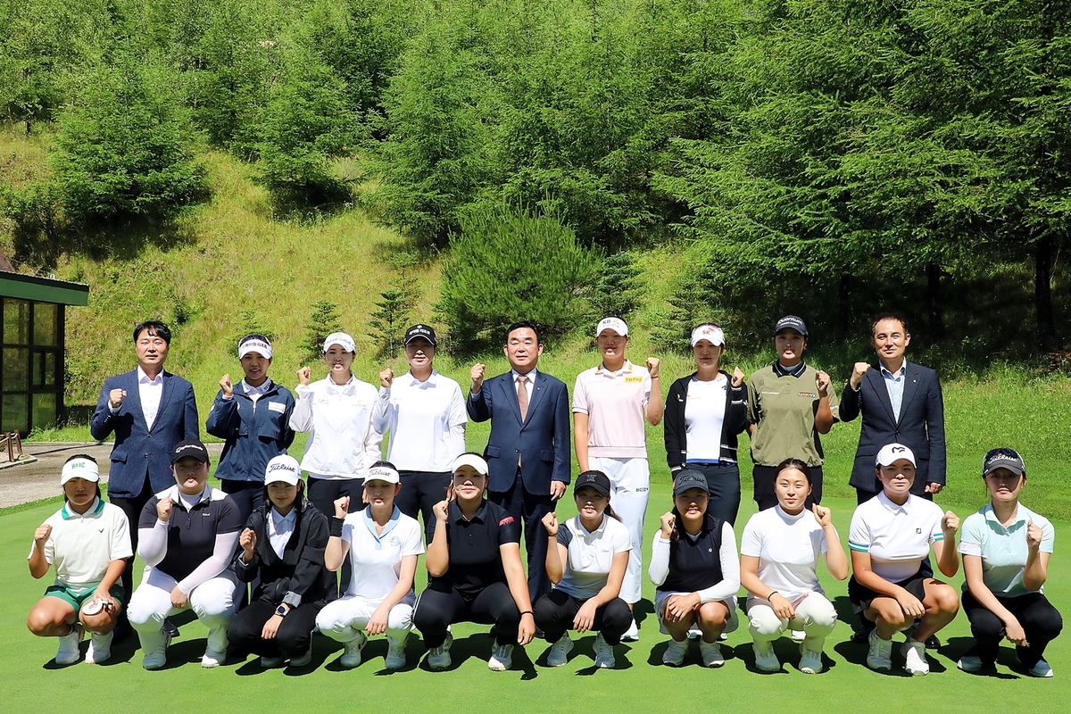 KLPGA 스타들, 하이원 오픈 앞두고 골프 꿈나무들 지도