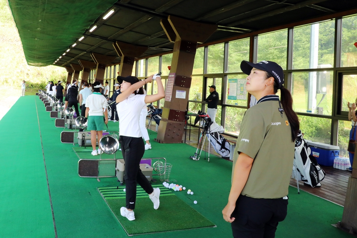 KLPGA 스타들, 하이원 오픈 앞두고 골프 꿈나무들 지도