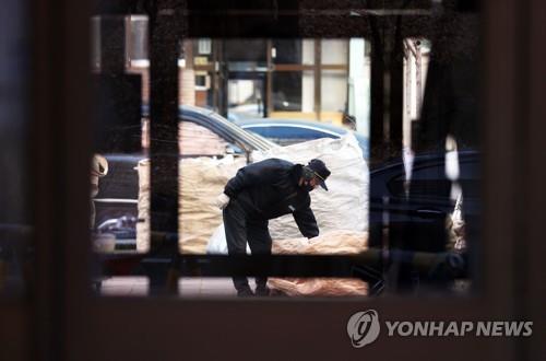 "나이 들면 편해질 줄 알았는데…" 60대에 시작한 경비원의 삶