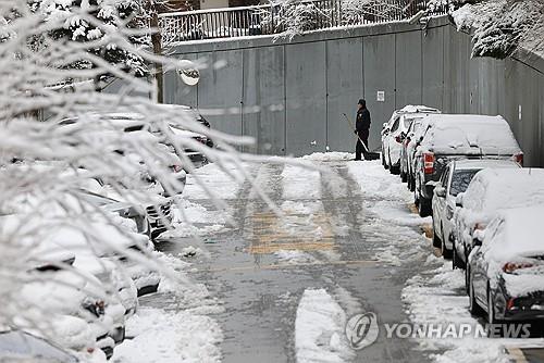 "나이 들면 편해질 줄 알았는데…" 60대에 시작한 경비원의 삶