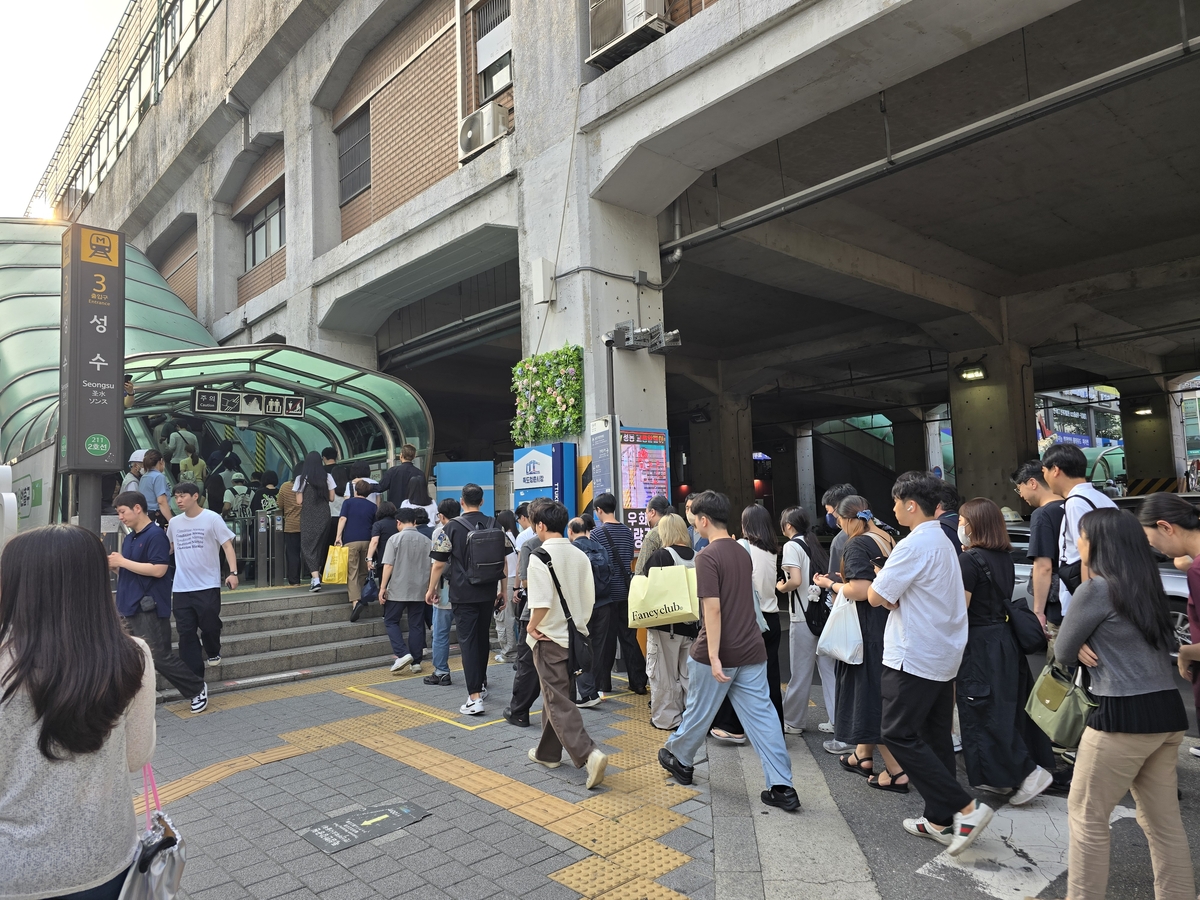 "이러다 큰 사고 날라" 저녁마다 인파로 몸살 앓는 성수역