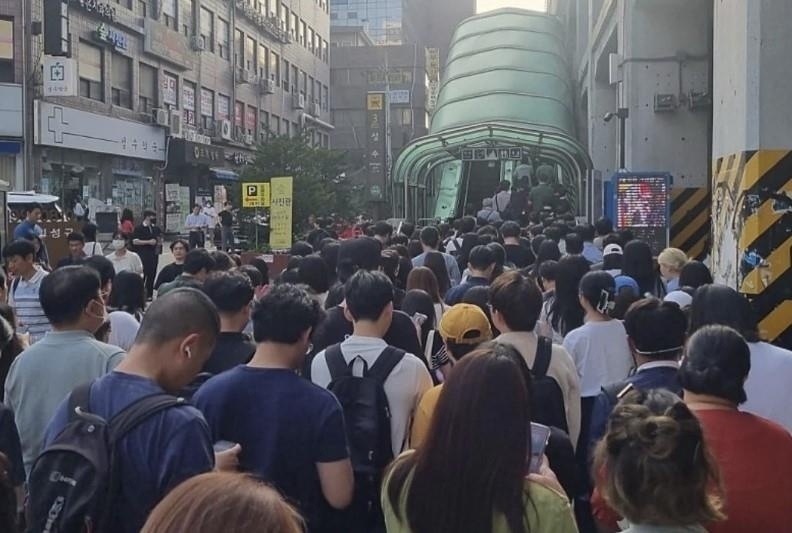 "이러다 큰 사고 날라" 저녁마다 인파로 몸살 앓는 성수역