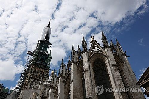 고딕 양식 걸작 프랑스 루앙 대성당 첨탑 화재