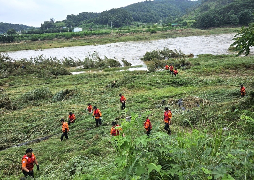 영동 저수지 둑 터져 실종된 70대 수색 사흘째 총력전