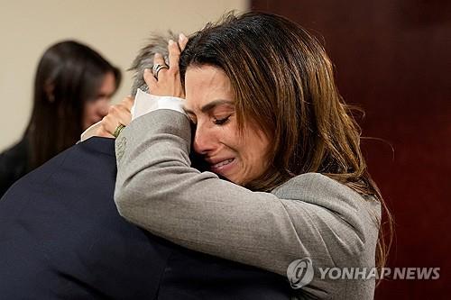 볼드윈, '촬영장 총격' 기소 예상밖 기각…법정서 눈물