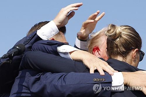 트럼프, 야외유세 중 총격소리에 몸 숙인 뒤 긴급대피…"괜찮다"(종합)