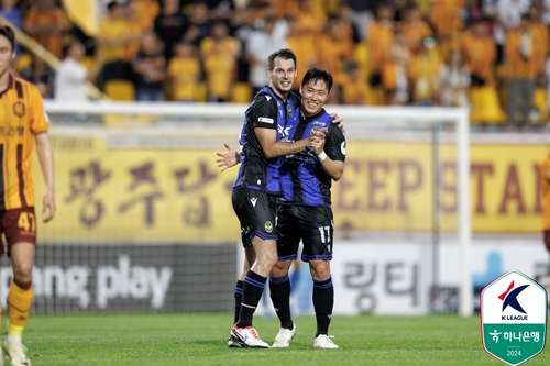 김천, 10명 싸운 전북 4-0 꺾고 1위로…인천은 10경기 만에 승리(종합)