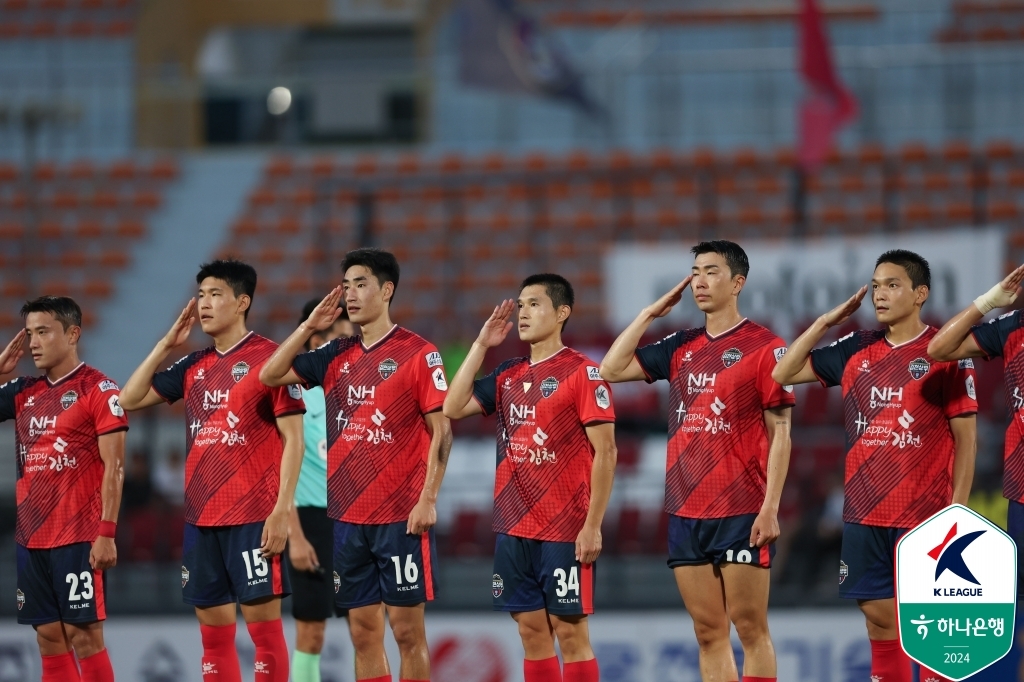 김천, 10명 싸운 전북 4-0 꺾고 1위로…인천은 10경기 만에 승리(종합)