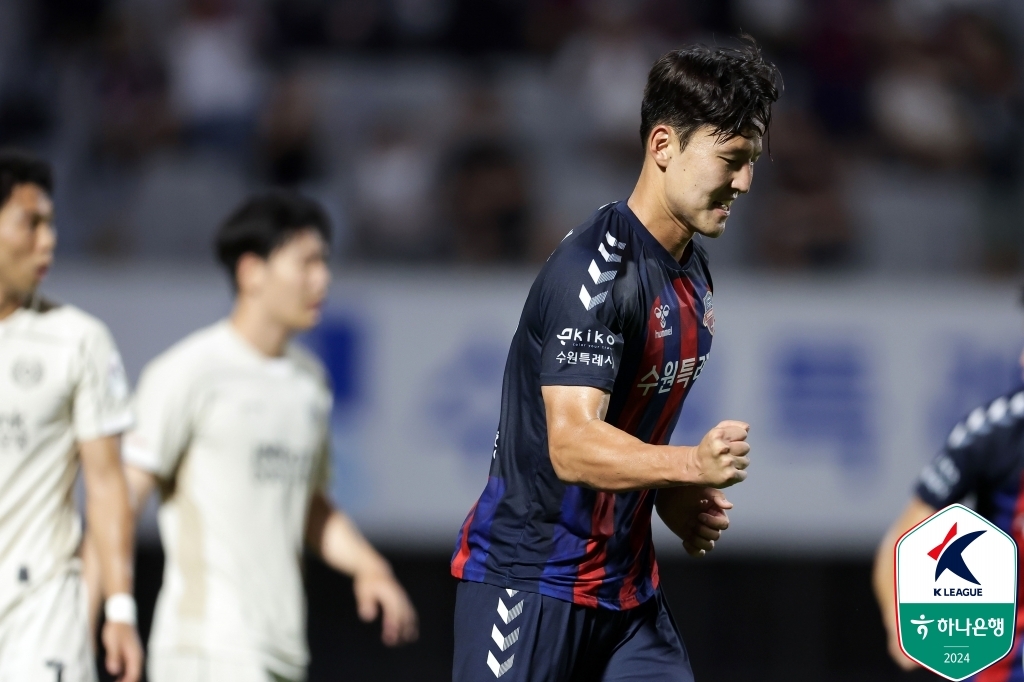 김천, 10명 싸운 전북 4-0 꺾고 1위로…인천은 10경기 만에 승리(종합)