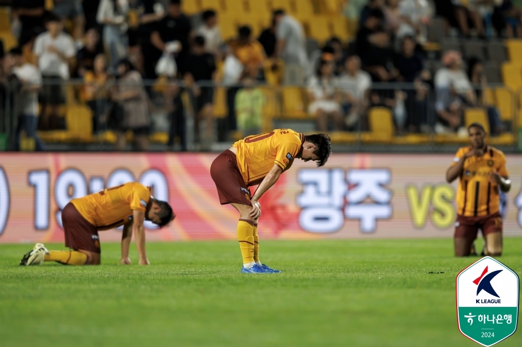 내려서는 팀에 골머리…광주FC 이정효 감독 "참 안타까워"