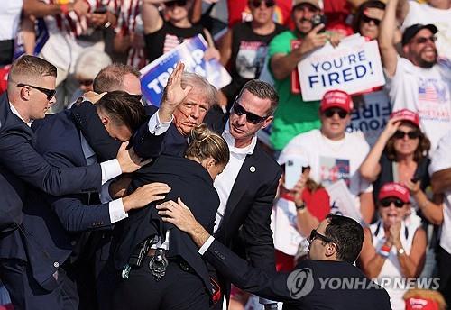 [트럼프 피격] "현지 경찰관, 총격 직전 용의자 맞닥뜨려"