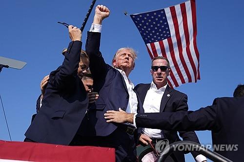 [트럼프 피격] '후보 암살 자작극' 영화 만든 팀 로빈스, 음모론에 일침