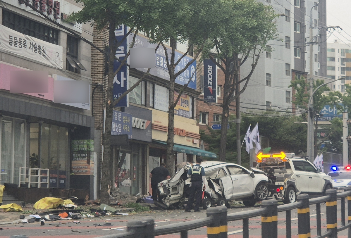 대구서 차량 인도 돌진 사고…운전자 도주, 동승자 1명 중상