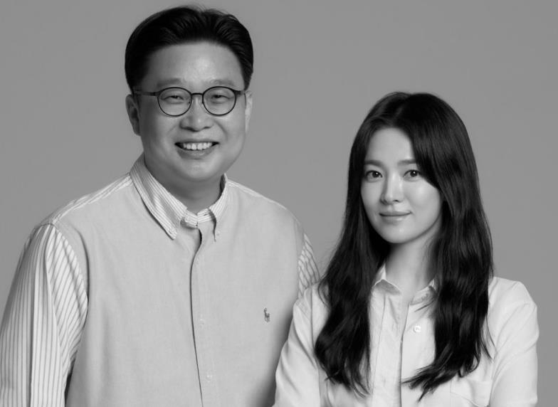 서경덕·송혜교, 파리에 독립운동 유적지 안내서 기증