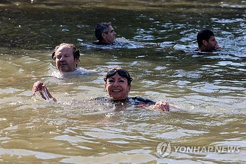 佛파리 시장, 센강서 수영…올림픽 앞두고 약속 이행