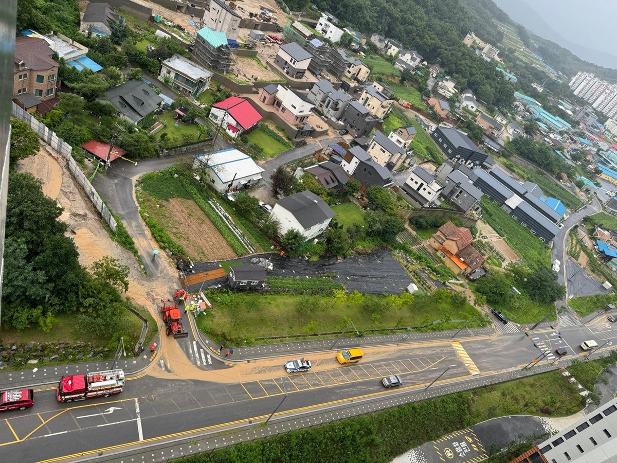 폭우에 양주 공사장 토사 주변 도로로 유실…주민 불편