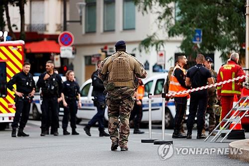 파리 올림픽 앞두고 시내 카페로 차량 돌진…1명 사망·6명 부상