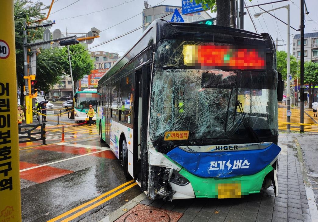 내리막길서 운전기사 없이 달린 전기버스…대형참사 날 뻔(종합)