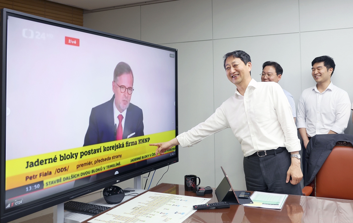 체코 원전 수주 발표 순간…장관실·한수원·체코대사관 "환호"