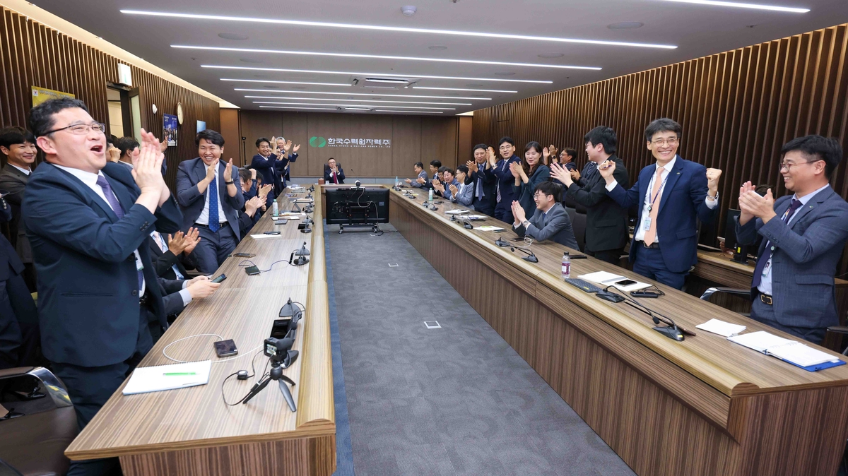 체코 원전 수주 발표 순간…장관실·한수원·체코대사관 "환호"