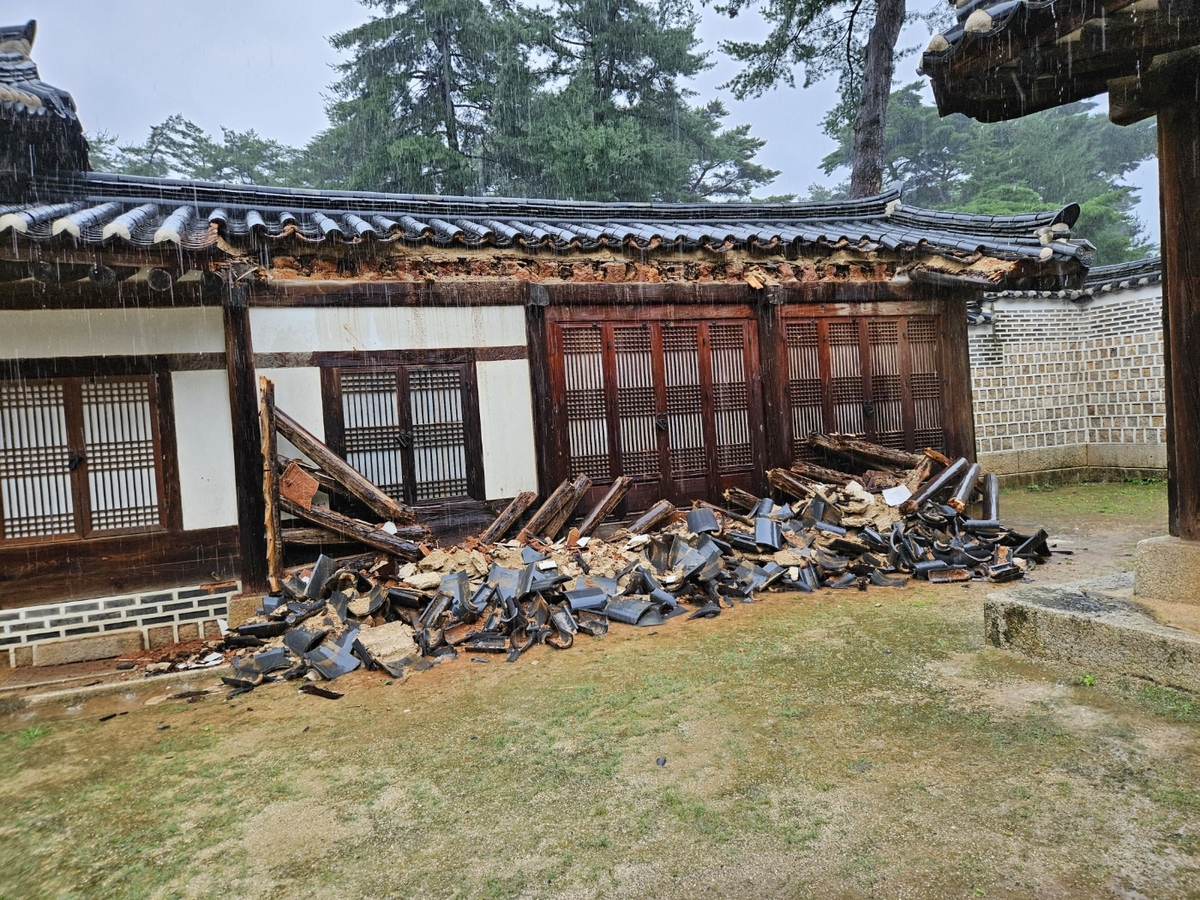 지붕 무너지고 싱크홀까지…'물 폭탄'에 국가유산 피해 잇달아