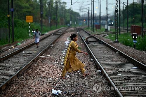 인도 북부서 열차 15량 탈선…"2명 사망·25명 부상"