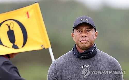 '은퇴하라' 쓴소리 들은 우즈, 디오픈 첫날 8오버파