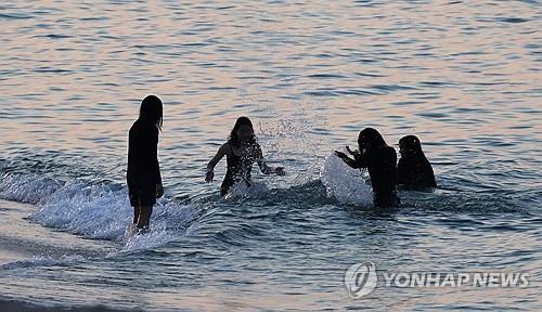 '밤에도 식지 않은 열기'…강릉·양양·고성서 열대야